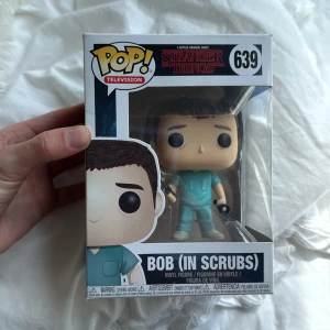 Stranger Things: Bob (In Scrubs) #639 - Samla på Stranger Things med denna coola Pop! vinylfigur av Bob i scrubs. Perfekt för fans av serien och dig som älskar unika samlarprylar. En rolig detalj till din hylla eller present till någon som gillar popkultur! Pris kan diskuteras!