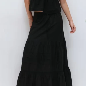 Svart långkjol från Gina Tricot - Svart långkjol från Gina Tricot med volangdetaljer och resår i midjan. Använt några gånger men inget som märks på varan. Köpte den för 329kr💕💕Längd: 89 cm