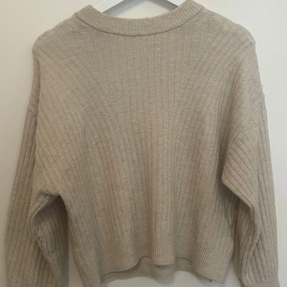 Beige ribbstickad tröja från H&M