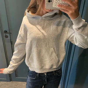 Ljusgrå hoodie med huva - Säljer en basic ljusgrå hoddie från Gina tricot. Storlek XSS sitter bra på XS också🌸🫶🏼