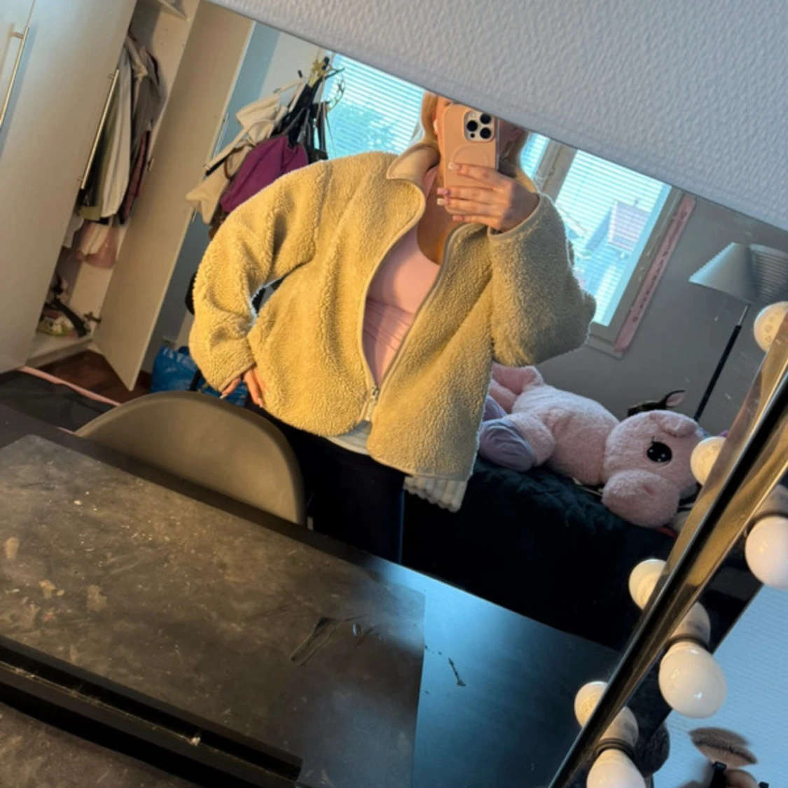 Beige teddyjacka från Weekday M