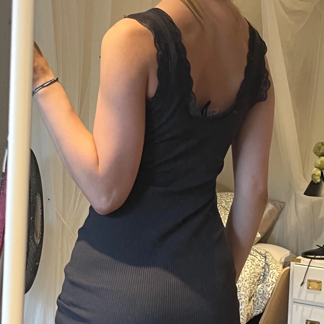 Svart ribbad kort klänning med spets - 1