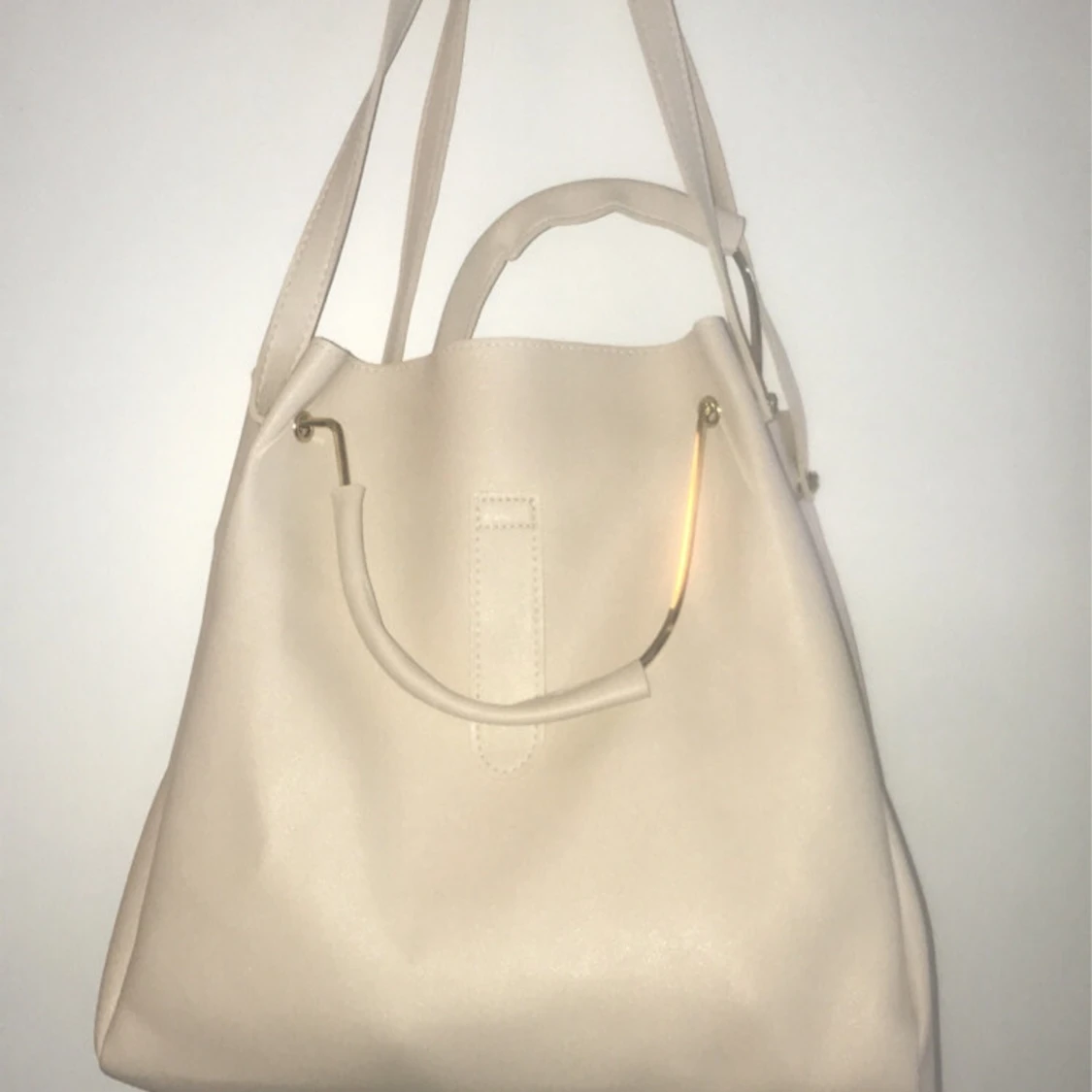 Set med tre beige väskor