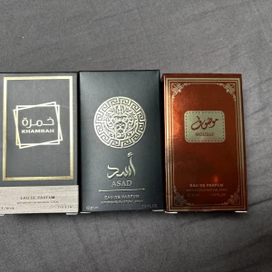 Tre nya  parfymer : Khamrah, Asad, Mousuf - Säljer tre helt nya parfymer : Khamrah i svart och guld förpackning, Asad i svart med lejonmotiv i silver och Mousuf i kopparfärgad ask med gulddetaljer. Alla flaskor är 30 ml och har elegant designade kartonger med arabiska och engelska texter. 