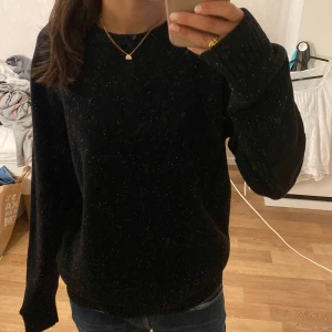 svart stickad tröja - svart stickad tröja med små vita prickar på, jättebra till vintern eftersom den är tjock och varm skriv för mer info eller bilder 