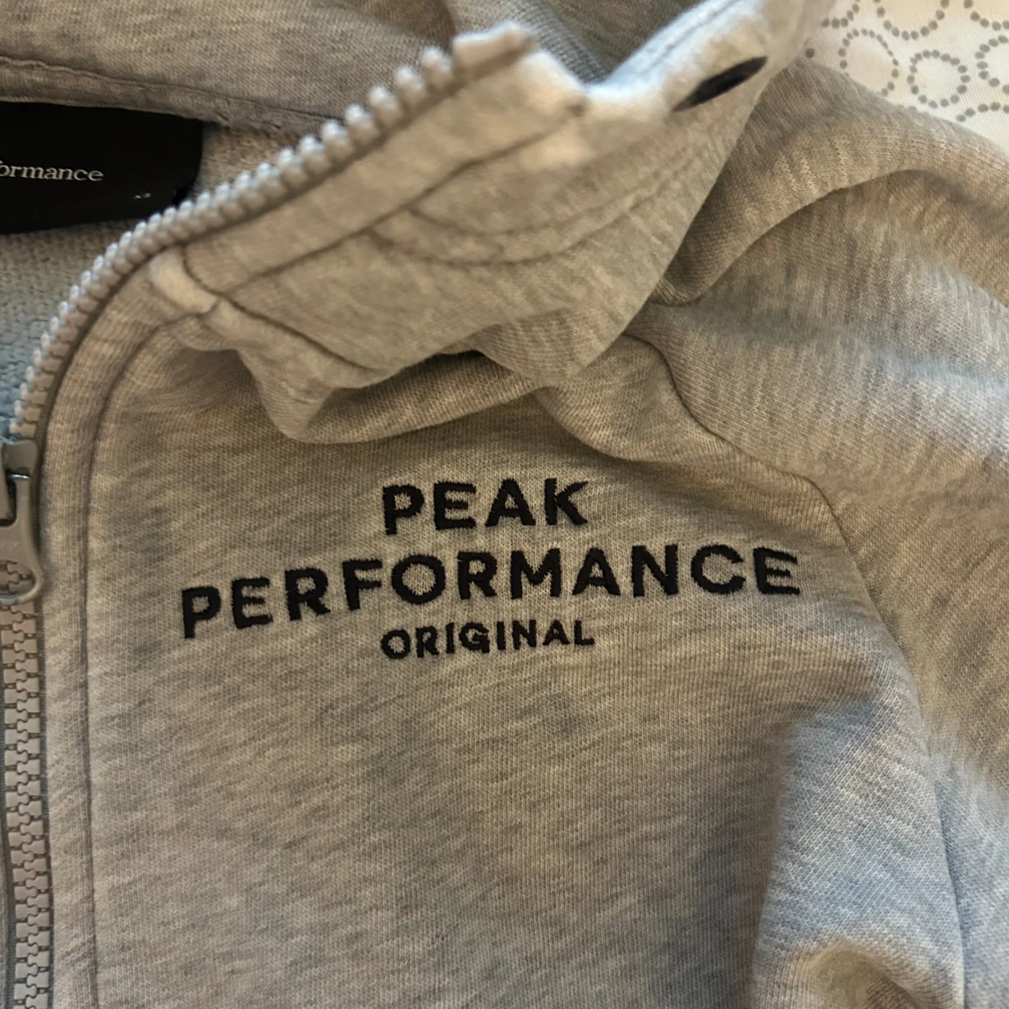 Grå hoodie från Peak Performance XS - 1