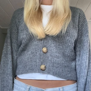 Stickad kofta  - Grå stickad kofta 