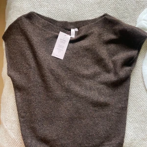Off shoulder topp Nelly  - Säljer denna stickade off shoulder tröjan från Nelly helt oanvänd endast testad med prislapp 