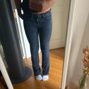Mörkblå bootcut jeans - Snygga mörkblå jeans från Gina, som tyvärr inte kommit till använding🩷