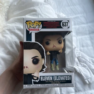 Stranger Things: Eleven (Elevated) #637 - Cool Funko Pop! vinylfigur av Eleven från Stranger Things, perfekt för fans av serien. Samlarobjektet kommer i originalförpackning och är en grym detalj för din hylla eller skrivbord. Perfekt present till dig som älskar popkultur och spännande berättelser!