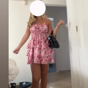 Blommig volangklänning i rosa och rött - Supersöt sommar klänning i strl XS/S. Köpte förra sommar och använd en gång sedan dess. Jätte fin och väldigt bra skick