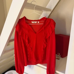 Röd blus - Säljer denna jätte fina röda blus i strl XS passar även mig som har S. Perfekt för kräftskiva eller jul. Kan även ha till vardags. Säljer pga använder inte lika mycket längre🙌