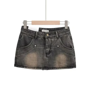 jeans kjol - säljer en grå lågmidjad jeans mini kjol i storlek s från yesstyle. kjolen har inbyggda shorts. tidigare köpt på plick, har använts en del men är fortfarande i bra skick