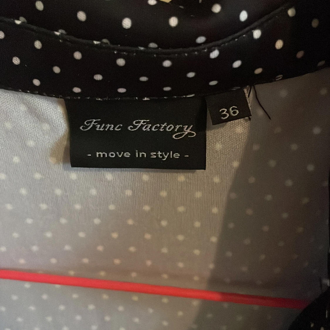 Svart prickig blus från Func Factory - 1