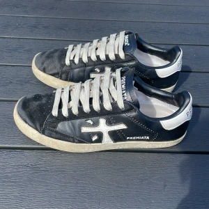 Premiatas - Säljer just nu ett par premiatas i storleken 40 i bra skick 8/10. Dem är riktigt snygga under sommaren och även under hösten och vintern. Meddela mig vid frågor eller funderingar. Pris är öppet för diskussion vid snabba affärer.