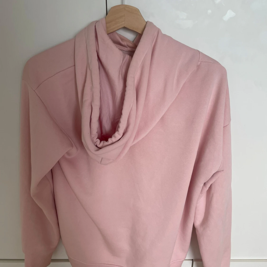 Ljusrosa hoodie från GANT i bomull - 1