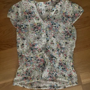 Jättefin blommig blus - Jättesöt fin blommig blus från hm