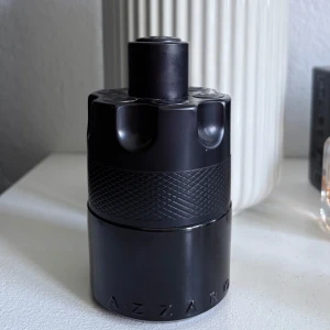 Azzaro The Most Wanted Edp intense  - En kraftfull, sensuell och maskulin doft som passar perfekt för kvällar och speciella tillfällen. Azzaro The Most Wanted EDP Intense öppnar med friska noter av kardemumma, följs av ett varmt hjärta av karamell och avslutas med en djup bas av träiga ambertoner. Hör av dig om du är intresserad, byten kan tas emot! Priset är inte hygget i sten 