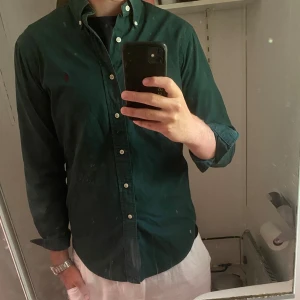 Grön skjorta från Polo Ralph Lauren - Mörkgrön skjorta från Polo Ralph Lauren i klassisk passform. Nypris: 1700kr. Pris kan diskuteras 😉