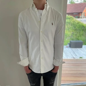 Vit skjorta från Ralph Lauren M - Klassisk vit skjorta från Ralph Lauren i bomull, custom fit.