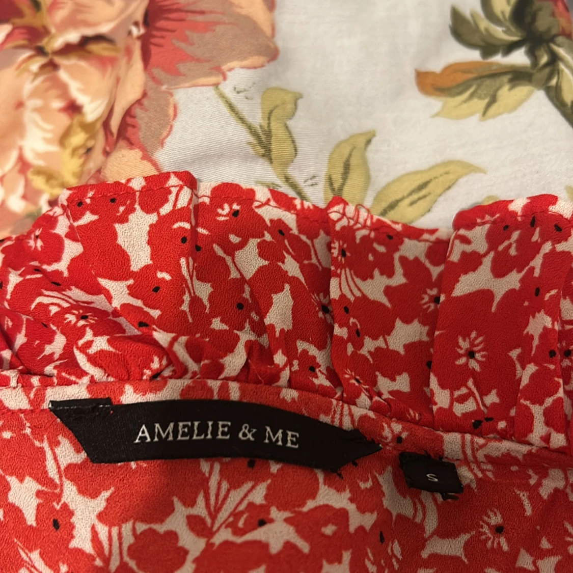 Röd blommig omlottklänning Amelie & Me - 2
