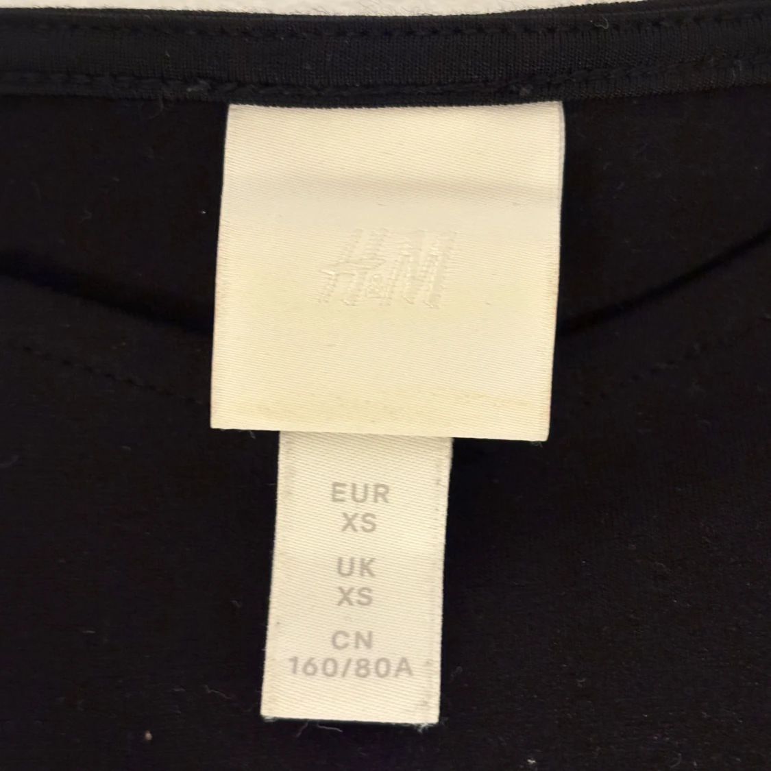 Svart topp med puffärm från H&M - 1