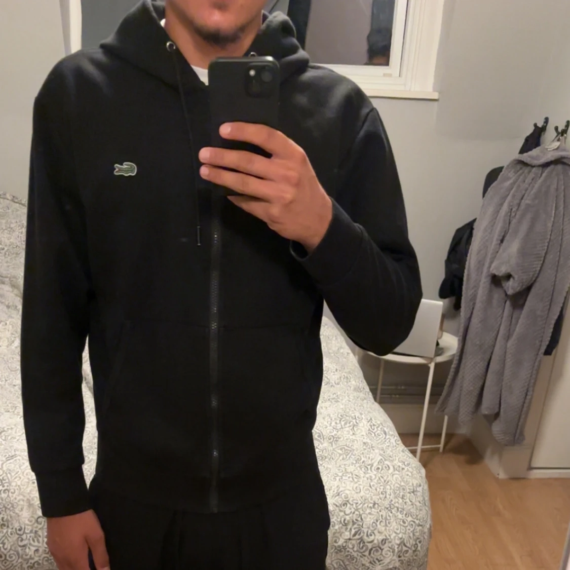 Svart hoodie från Lacoste med dragkedja - 2