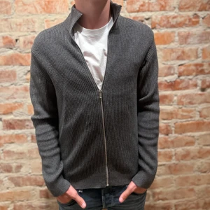 Stickad Fullzip från Dressman - Tjena! Säljer nu en mörkgrå halfzip från Dressman. Tröjan är endast använd fåtal antal gånger, den är som ny! Storleken är S. Hör av dig vid minsta fundering! Nypris: 1000 kr