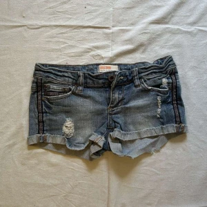 Blå jeansshorts  - Blå jeansshorts med slitningar och mönster på sidorna💙 midjemått: 34cm