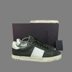 Valentino sneakers i svart och vitt - Snygga Valentino sneakers i svart och vitt mycket fräscha och moderna hör av er vid frågor storlek 44 pris 4300!⚫️