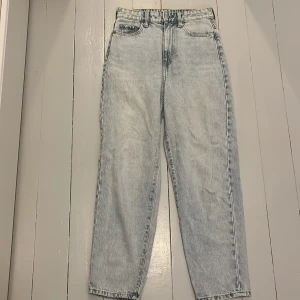 Loose mom jeans i ljus denim - Loose mom jeans från &Denim i ljusblå tvätt med ultra hög midja och ankellängd. Klassisk femficksmodell med dragkedja och knapp framtill. Perfekt för dig som gillar en avslappnad och trendig look.
