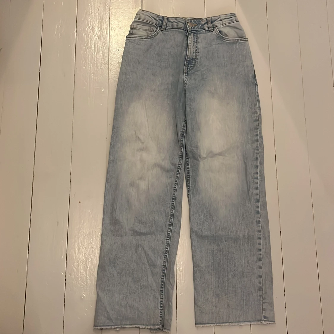 Ljusblå wide jeans från Lindex