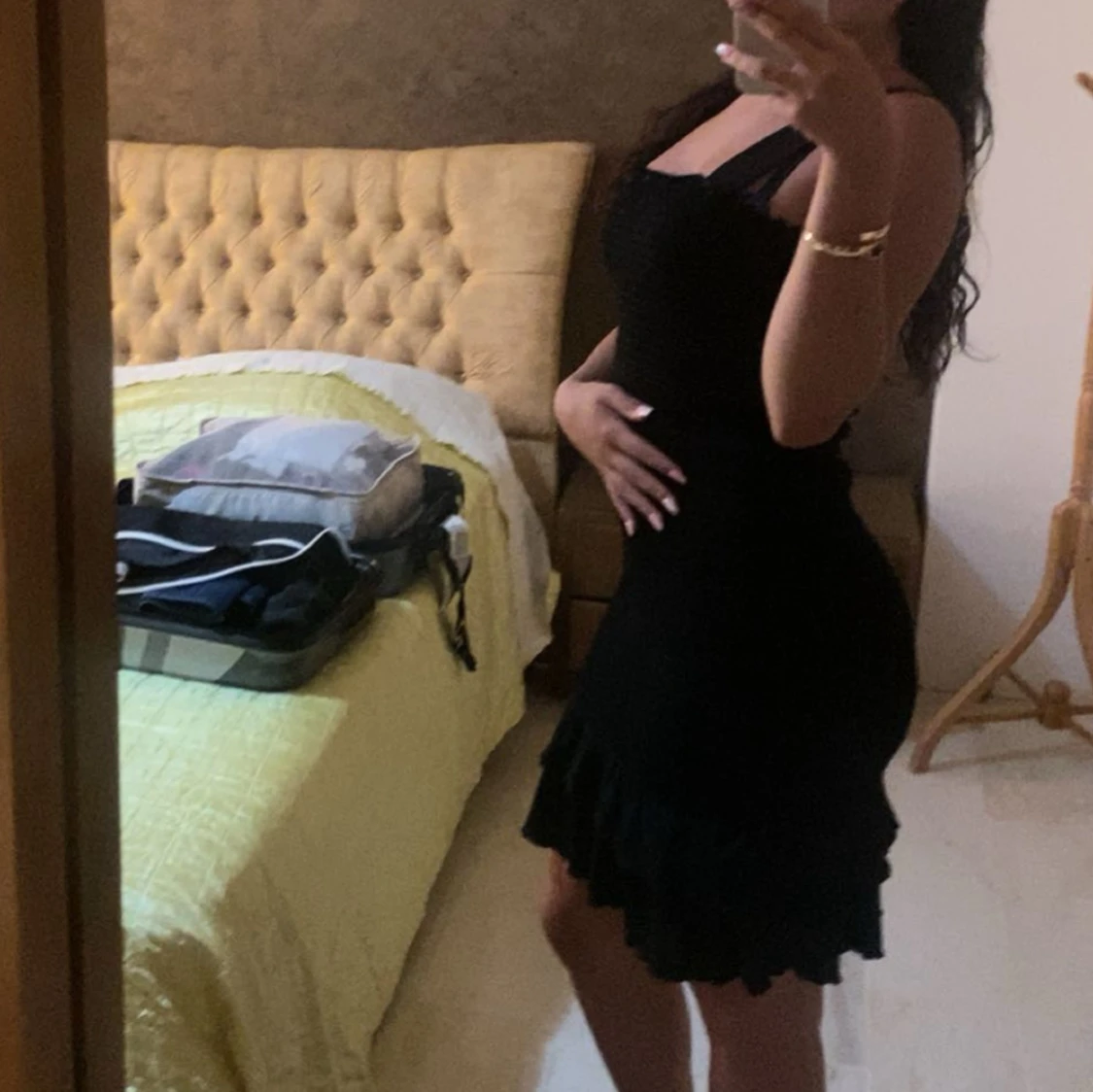 Svart kort volangklänning - 1