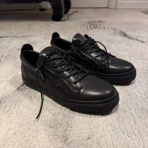 Svarta Zanotti stl 46 - Säljer dessa svarta Zanotti sneakers pga rensar garderoben. Har aldrig haft på de drf ser de så nya och glänsiga. Tyvärr har inte hittad boxen för dessa. Nypris €385 (4300kr) säljer dessa för 2999kr. Otroligt bra pris kan diskuteras vid snabb affär 