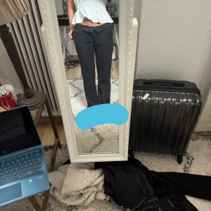 kostymbyxor - Snygga svarta byxor med låg midja och raka ben. Perfekta för en clean och stilren look. Byxorna har klassisk knäppning framtill och passar till många olika outfits. Midwaist, brukar vika ner för o bli low.