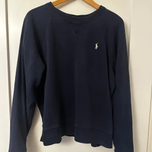 Mörkblå sweatshirt från Ralph Lauren - Hej! Säljer en mörkblå sweatshirt från Ralph Lauren i nyskick, har knappt blivit använd. Storlek M.
