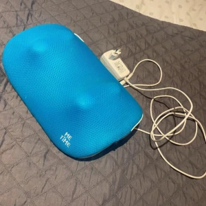 Massage ”kudde” - Super bra som knappt är använd. Man kan ha den i ändryggen eller varför inte under låren! Den kan tillge värme om man vill☺️