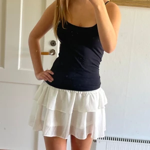 Vit volangkjol - Fin vit volangkjol💕 Den har lite ”lösa trådar” (se bilder) annars fint skick! 
