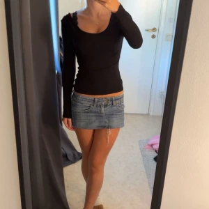 STOCKH LM! Långärmad tröja - Jag säljer denna långärmade sköna tröjan från STOCKH LM. Detta är en relativt tjock tröja med dubbel lager över brösten samt ryggen. Tröjan är i storlek xs men den är väldigt stretchig. Tröjan har små räfflor på axlarna vilket ger den en elegant look. Samt så är tröjan smått öppen i ryggen!! OBS! Den är endast testad