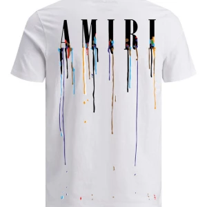 AMIRI T-shirt – Vit med Färgstänk Design - Stilren och trendig AMIRI t-shirt i vit färg med exklusivt färgstänk-tryck både fram och bak. Perfekt för en modern streetwear-look. 	•	Färg: Vit 	•	Storlekar: S, M, L, XL (alla storlekar finns) 	•	Skick: Helt ny och oanvänd 	•	Material: 100% mjuk bomull 	•	Finns även i svart färg. 
