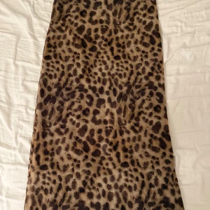 Leopardmönstrad långkjol från Zara - Säljer en snygg långkjol från Zara med trendigt leopardmönster i bruna och svarta toner. Kjolen har en rak och stilren passform som ger en cool vibe. Perfekt för dig som vill sticka ut med ett djurmönster i garderoben. Endast använd ett fåtal gånger ! Pm för fler bilder! 💓💓