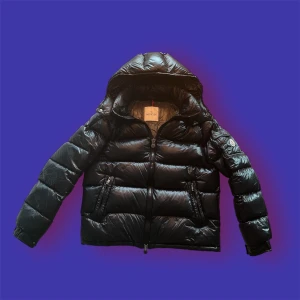 AA Moncler Maya - Riktigt bra kvalite och utseende, håller värmen riktigt bra. För mer information och/eller frågor hör av er!