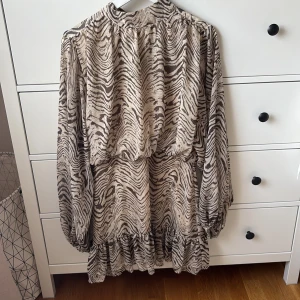 Nakd klänning zebra - Zebra klänning från NAKD liknanr adoore.🤎