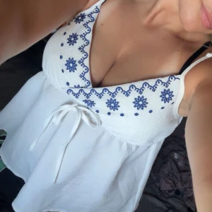 Vit broderad linnetopp med knyt - Fin topp till sommaren 