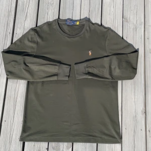 Mörkgrön långärmad tröja Polo Ralph Lauren - Säljer denna riktigt snygga Ralph Lauren tröjan! Storlek M | Skick 9/10 | Hör av dig vid frågor! 