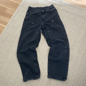 Svarta wide jeans Sweet SKTBS XXS - Säljer ett par svarta jeans från Sweet SKTBS i storlek XXS. De har bred passform, raka ben och coola sömdetaljer framtill. Broderad logga på fickan och klassisk femficksdesign. Perfekta för dig som gillar streetwear vibes.