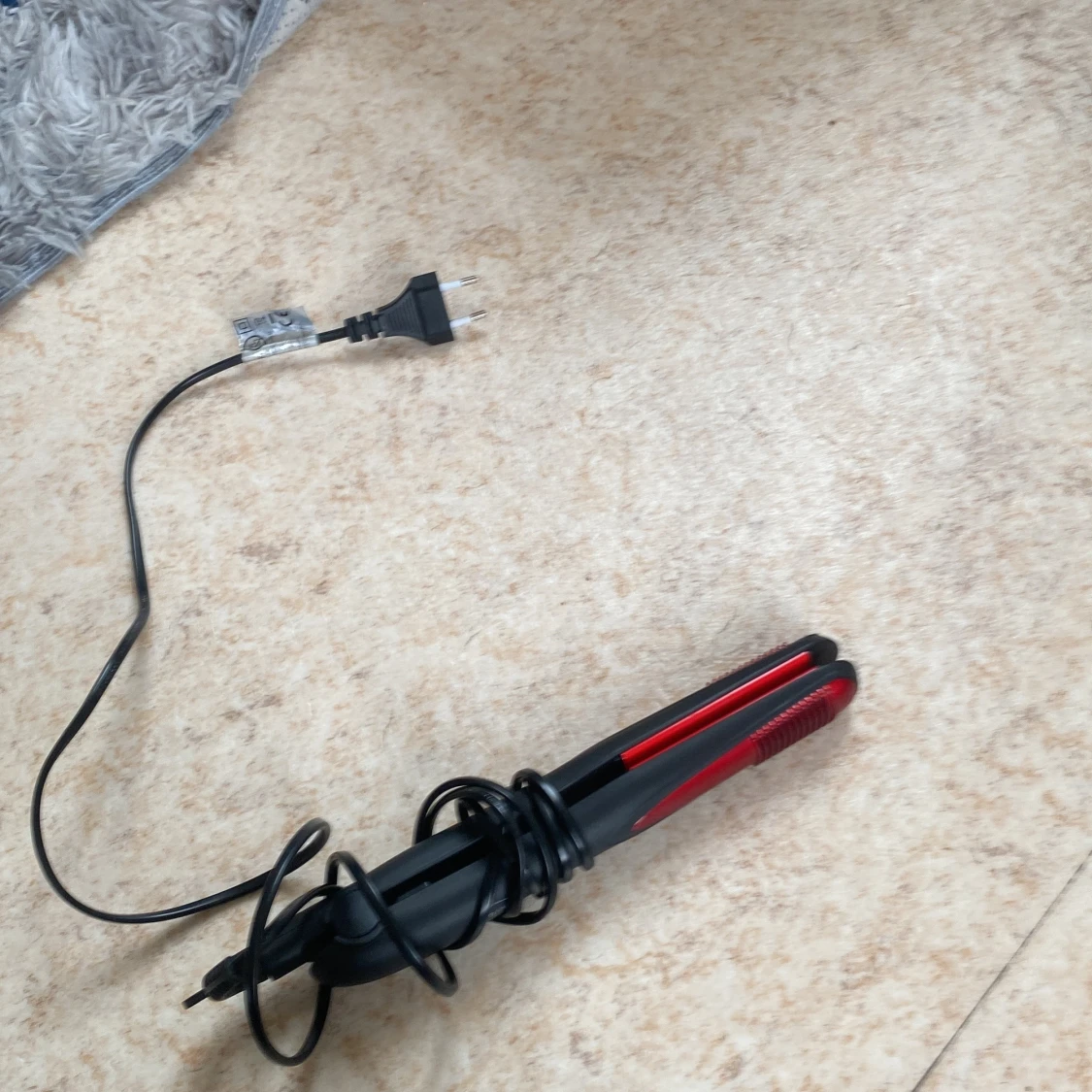 Svart och röd plattång