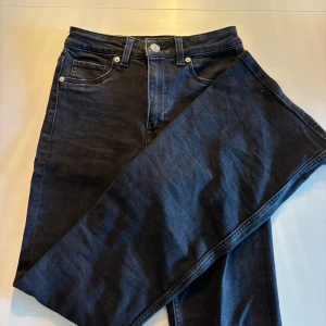 Mörk gråa bootcut midwaist jeans💕 - Mörk gråa bootcut mid waist jeans💕 helt oanvända utan prislapp!!💕 de är ifrån h&m och är i storlek 34💕 skriv för fler bilder!!