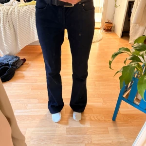 Mörkblå bootcut jeans - Säljer ett par mörkblå jeans med bootcut passform och klassisk femficksdesign. Jeansen har normal midja och är tillverkade i ett mjukt bomullsmaterial med lite stretch. Perfekta för dig som gillar en tidlös och clean look. Säljer pga att de är förstora på mig:)🥰som ni ser i bild 3