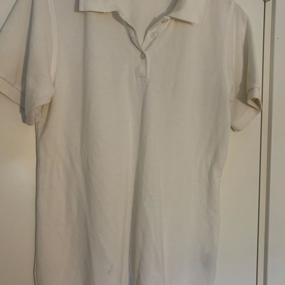 Klassisk vit pikétröja i bomull